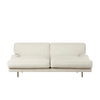 Sofaen Flaneur fra Gubi finnes med vanlig eller avtagbart trekk, og her er det mange fine tekstiler å velge blant! Du kan også velge mellom svartlakkerte eller messingfargede ben.