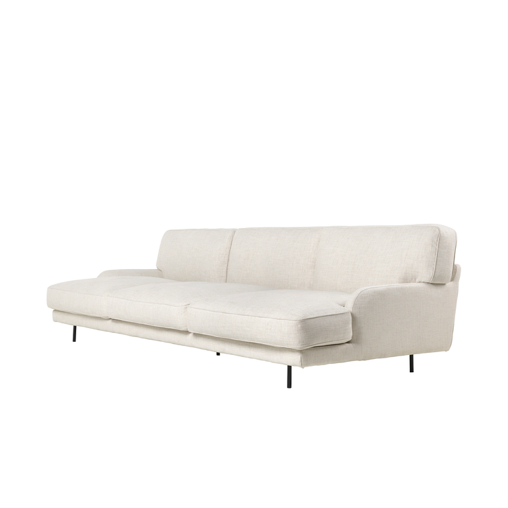Sofaen Flaneur fra Gubi finnes med vanlig eller avtagbart trekk, og her er det mange fine tekstiler å velge blant! Du kan også velge mellom svartlakkerte eller messingfargede ben.