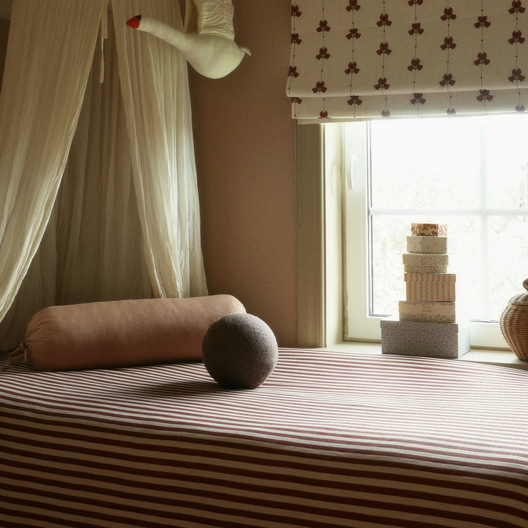 Sengeteppe i vevd lin med mønster Stripe  i fargen rød/ Burgundy fra Gotain.