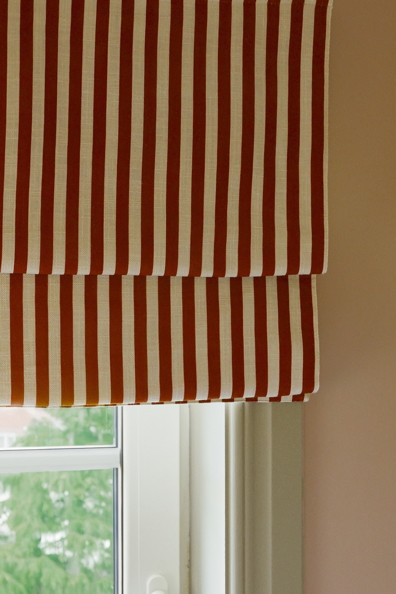 Mørkleggende vevd lingardin Stripe i fargen rød/ Burgundy fra Gotain.
