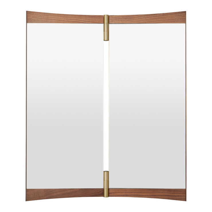 Vanity Mirror 2 fra Gubi. Det ene speilpanelet kan roteres. Dermed kan du også lukke speilet ved behov.