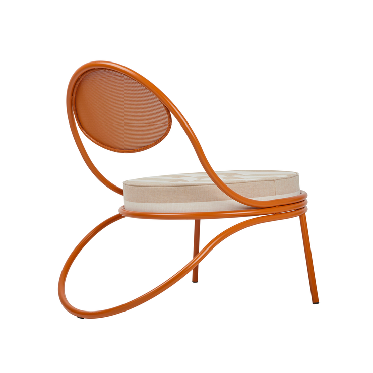 Utemøbelet Copacabana Outdoor Lounge Chair fra Gubi med oransje ramme og pute i tekstilet Leslie Stripe 040 med hvite og svakt oransje striper.