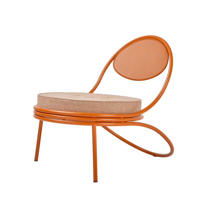 Utemøbelet Copacabana Outdoor Lounge Chair fra Gubi med oransje ramme og pute i det ensfargede tekstilet Lorkey 044.