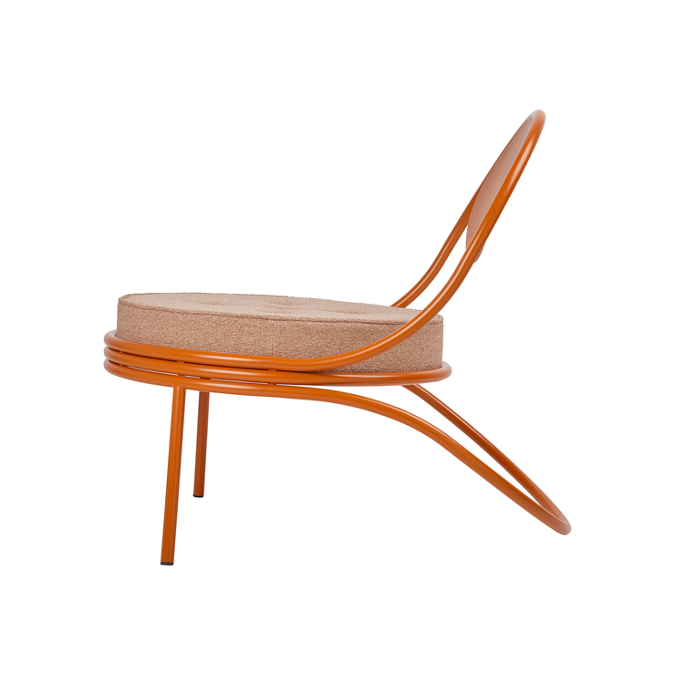 Utemøbelet Copacabana Outdoor Lounge Chair fra Gubi med oransje ramme og pute i det ensfargede tekstilet Lorkey 044.