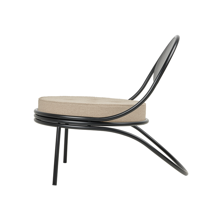 Utemøbelet Copacabana Outdoor Lounge Chair fra Gubi med svart ramme og pute i det ensfargede tekstilet Lorkey 041.