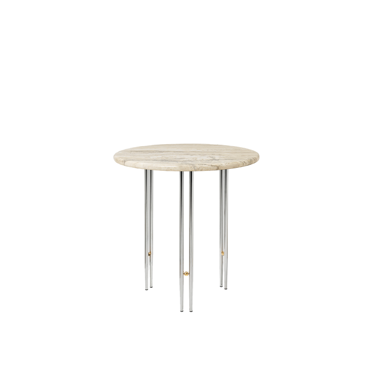 Det elegante sidebordet IOI fra Gubi, designet av superduoen GamFratesi, hyller klassisk Art Deco-estetikk.