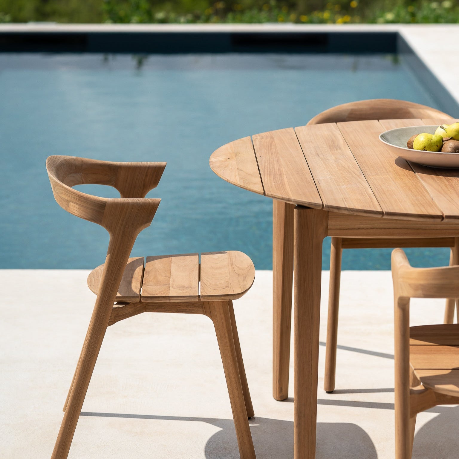 Spisebord Bok Outdoor Dining Table Ø125 og spisestoler Bok Outdoor Dining Chair fra Ethnicraft.
