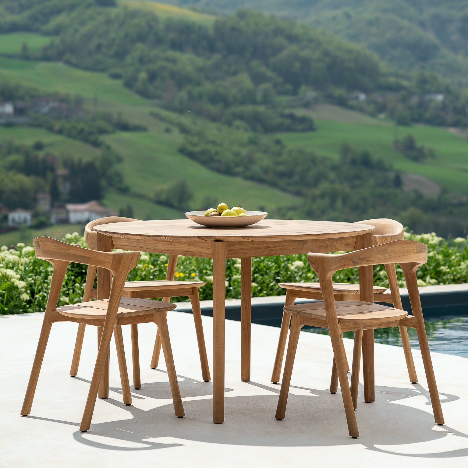 Spisebord Bok Outdoor Dining Table Ø125 og spisestoler Bok Outdoor Dining Chair fra Ethnicraft.