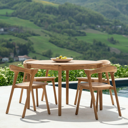 Spisebord Bok Outdoor Dining Table Ø125 og spisestoler Bok Outdoor Dining Chair fra Ethnicraft.