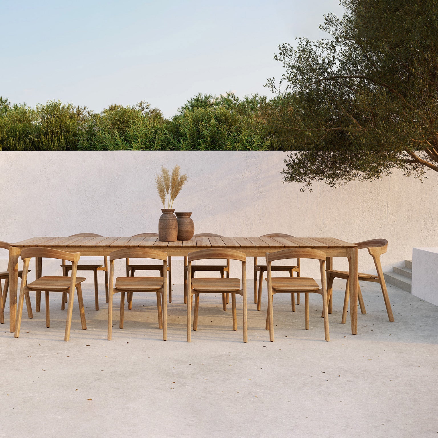 Spisebordet Bok Outdoor Dining Table og spisestoler Bok Outdoor Dining Chair fra Ethnicraft.