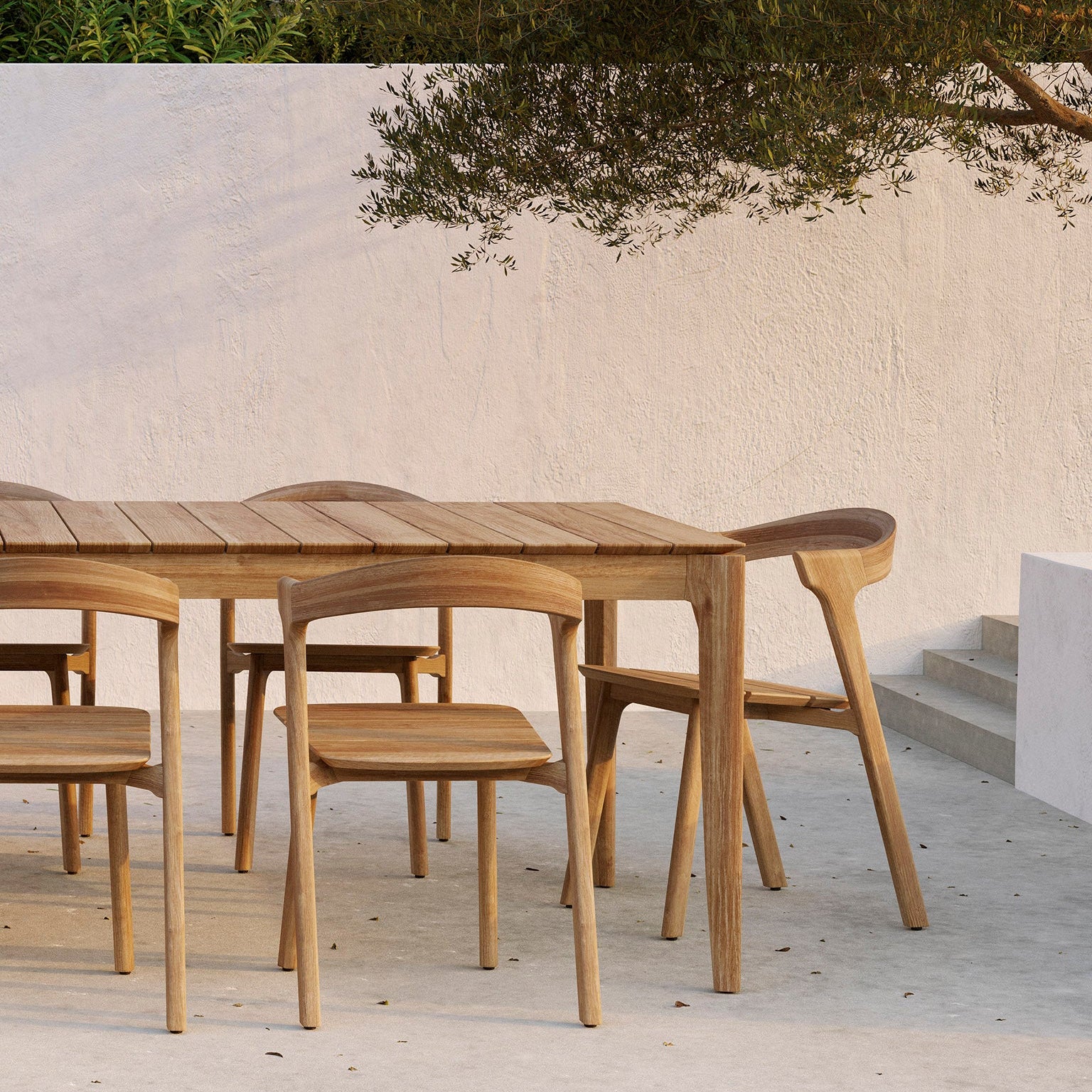 Spisebordet Bok Outdoor Dining Table og spisestoler Bok Outdoor Dining Chair fra Ethnicraft.
