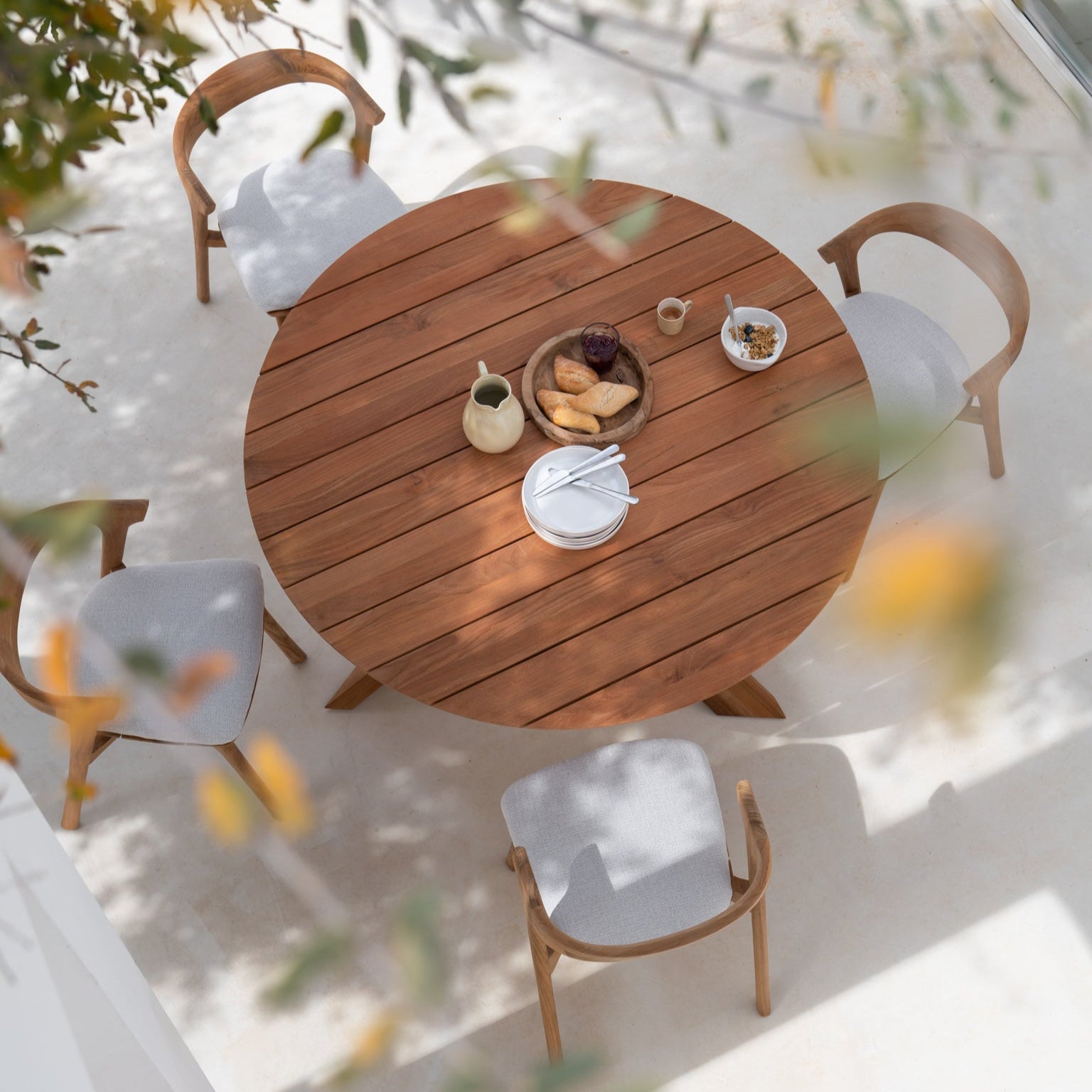 Spisestolen Bok Outdoor Dining Chair fra Ethnicraft med pute i Off White.