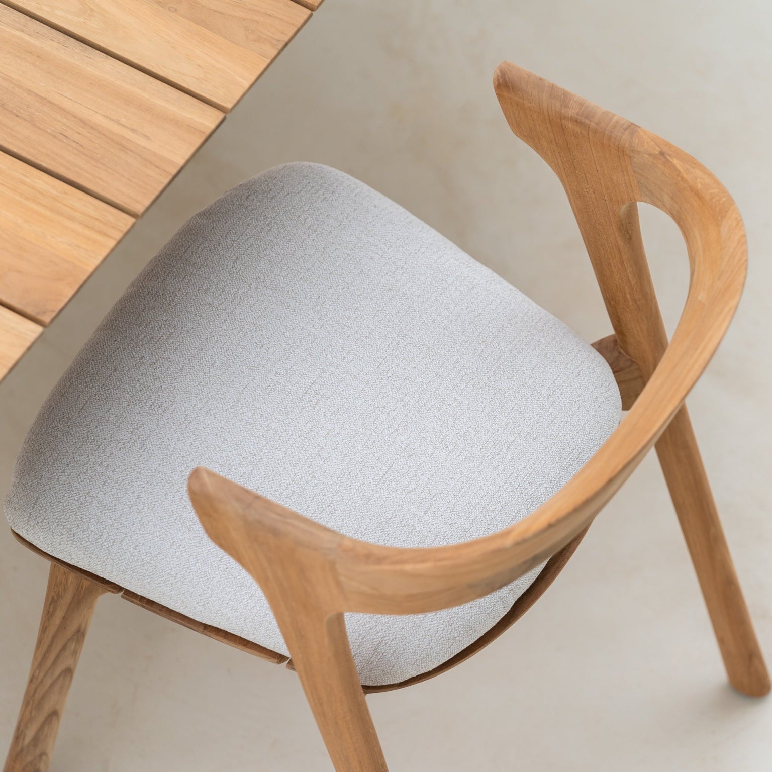 Spisestolen Bok Outdoor Dining Chair fra Ethnicraft med pute i Off White.