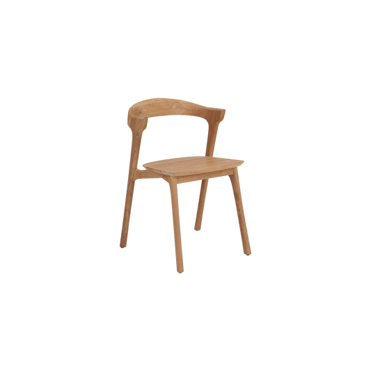 Designet til spisestolen Bok Outdoor Dining Chair fra Ethnicraft er elegant og visuelt sett oppleves den både nett og lett i uttrykket. 