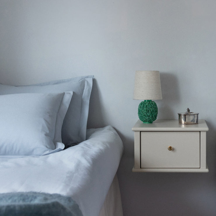 Luca vegghengt nattbord off white – detalj messingknapp