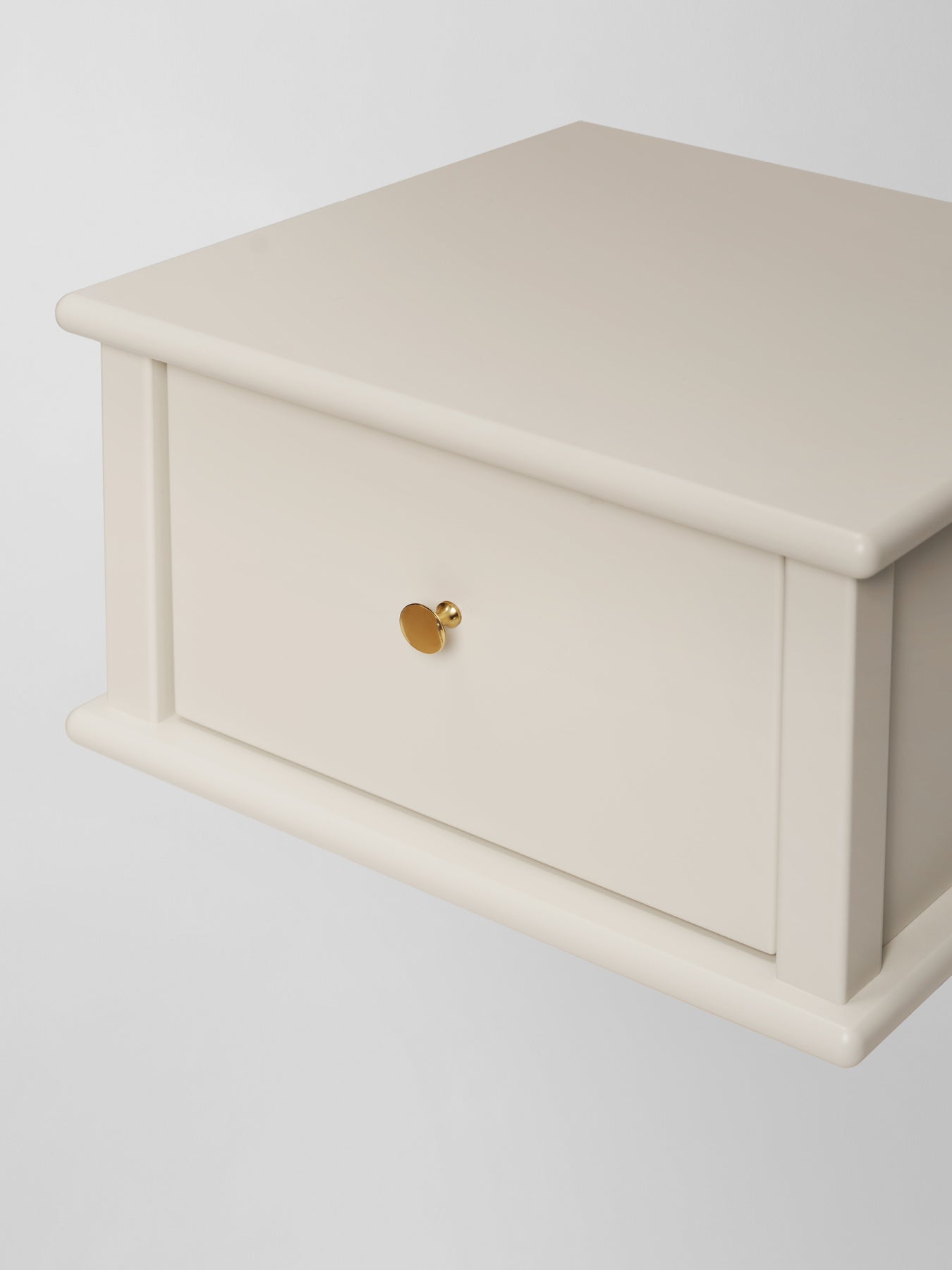 Luca vegghengt nattbord off white – sidevinkel med skuff