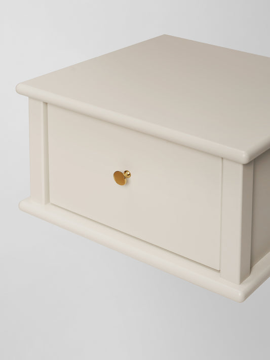 Luca vegghengt nattbord off white – sidevinkel med skuff