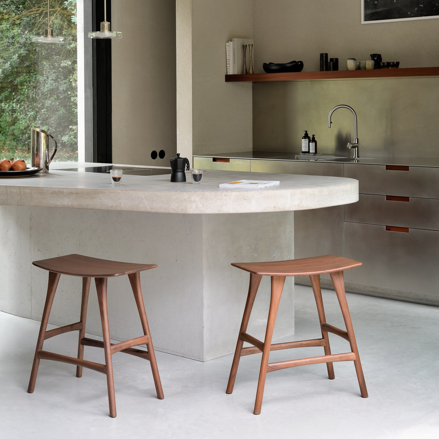 Barkrakk Osso Counter Stool (H67 cm) i brunlakkert teak/brown teak fra Ethnicraft.