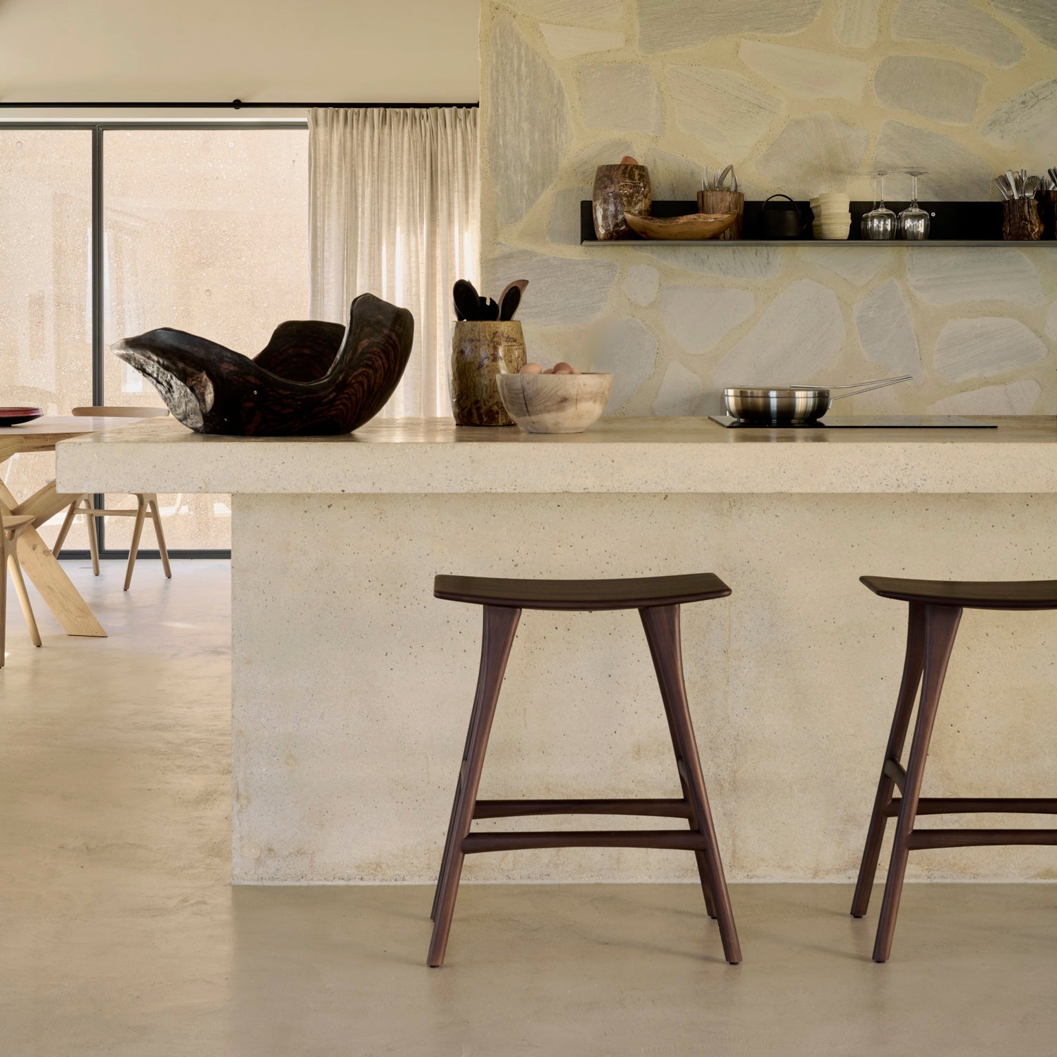 Barkrakk Osso Counter Stool (H67 cm) i brunlakkert teak/brown teak fra Ethnicraft.