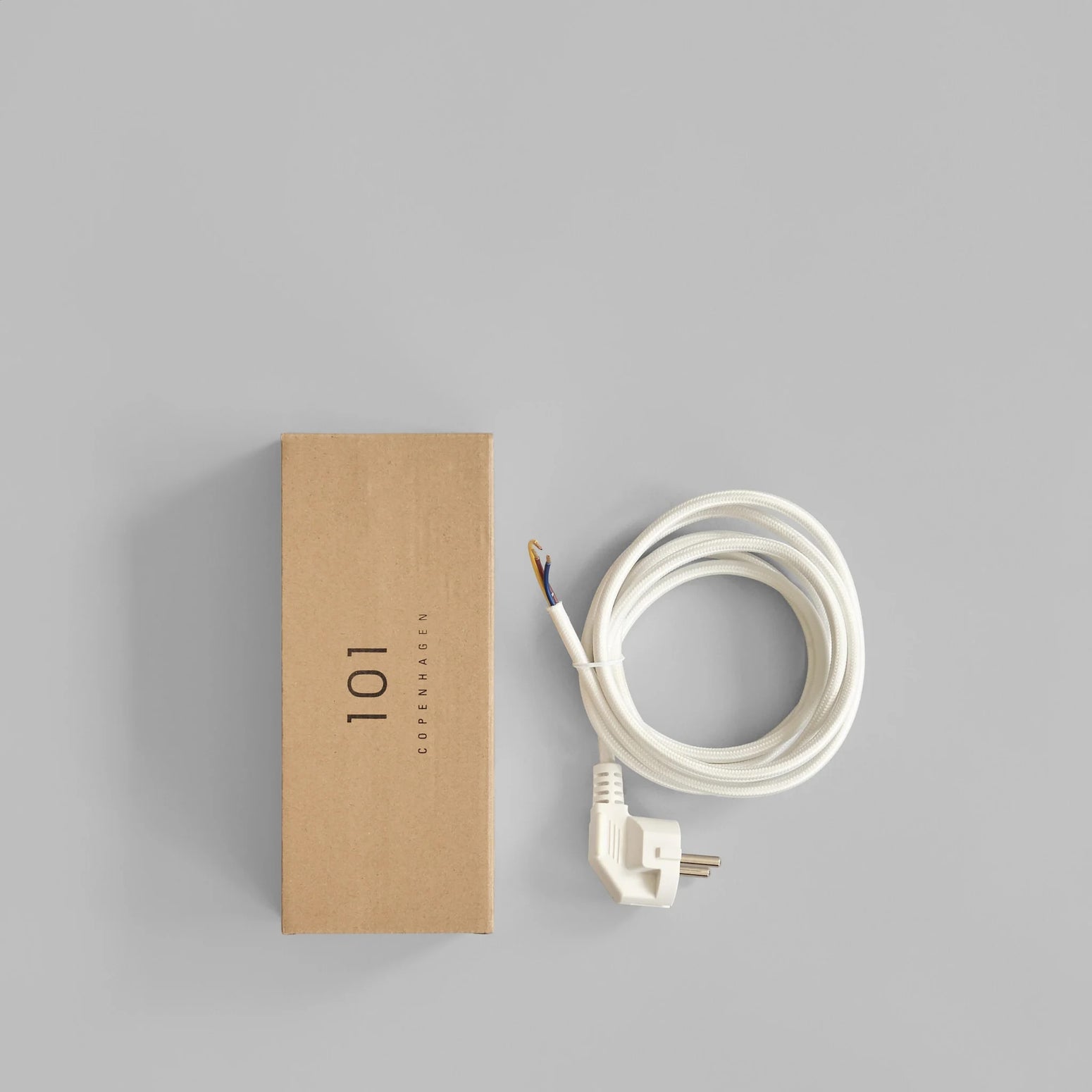 Hvitt kabelsett uten dimmer. Kabelsettene kommer med 2 meter ledning.