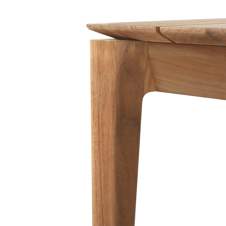 Vi elsker de diskret sammenføyningene i benken Bok Outdoor Bench fra Ethnicraft – de vitner om godt håndverk og tilfører det lille ekstra.