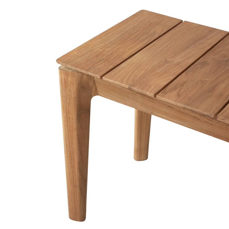 Designet til benken Bok Outdoor Bench fra Ethnicraft er elegant, både bena og sitteflaten har vakkert avrundede kanter og visuelt sett tar spisebordet Bok liten plass i rommet. 