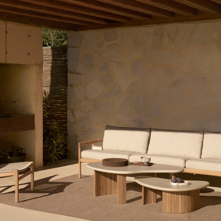 Sofa Jack Outdoor Sofa 3-seter fra Ethnicraft leveres med komfortable puter i et slitesterkt, værbestandig tekstil – laget for å stå ute hele sommersesongen. 