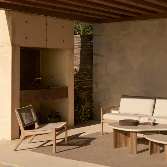 Loungestolen Jack Woven Outdoor Lounge Chair fra Ethnicraft har en ramme i teak og et sete og rygg i vevd polyetylen – et slitesterkt materiale som tåler vær og vind, og gir et lett og luftig uttrykk.
