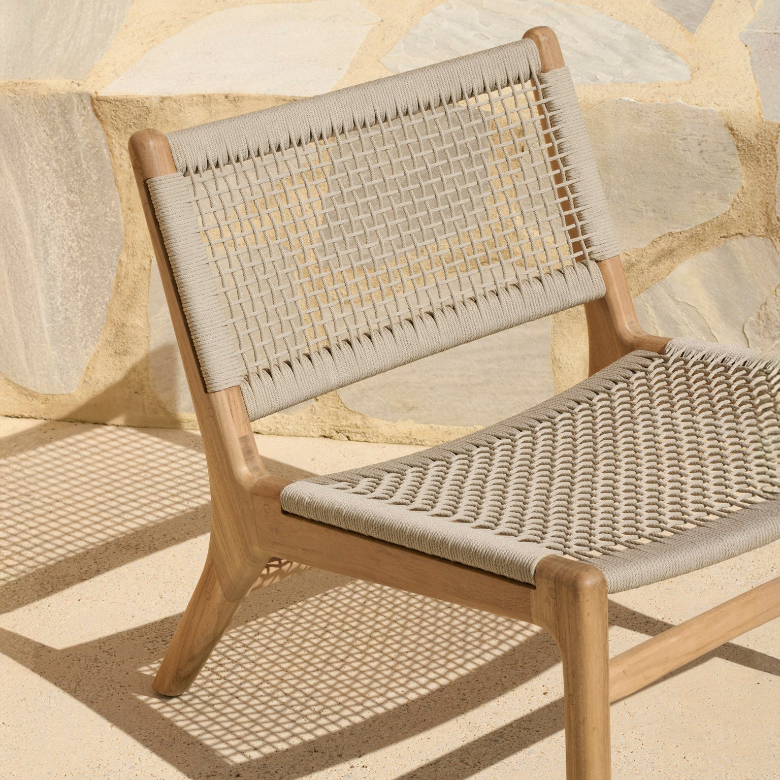 Loungestolen Jack Woven Outdoor Lounge Chair fra Ethnicraft har en romslig og innbydende form som inviterer til lange, late dager ute – enten du plasserer den alene i uterommet, eller som del av en sittegruppe. 
