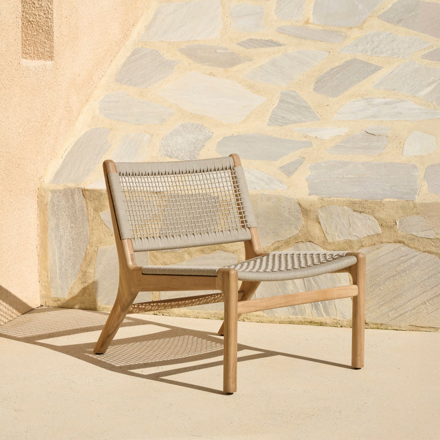 Ethnicraft sin komfortable loungestol Jack Woven Outdoor Lounge Chair er en del av Jack Outdoor-serien, designet av Jacques Deneef.