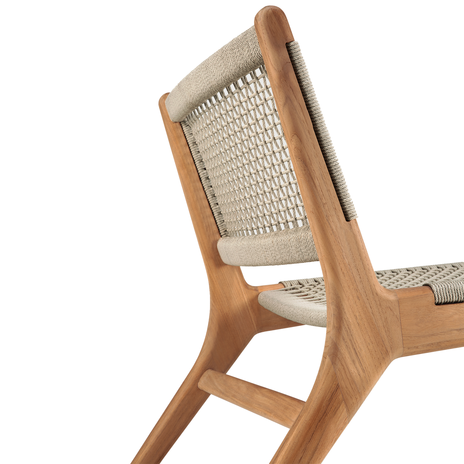 Den naturlige teakrammen til loungestolen Jack Woven Outdoor Lounge Chair fra Ethnicraft  får en nydelig patina med tiden, og den vevde flaten gir både god støtte og luftighet i sommervarmen.
