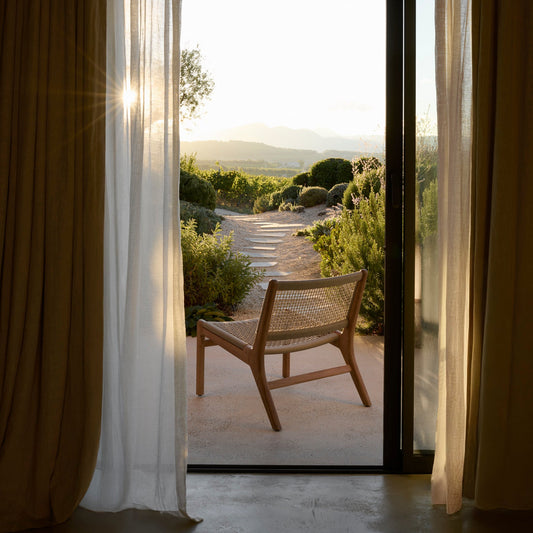I likhet med de andre utemøblene i serien kjennetegnes loungestolen Jack Woven Outdoor Lounge Chair fra Ethnicraft  av rene linjer, myket opp av avrundede detaljer.