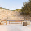 I likhet med de andre utemøblene i serien kjennetegnes sofaen Jack Outdoor Sofa 3-seter fra Ethnicraft av rene linjer, myket opp av avrundede detaljer. 
