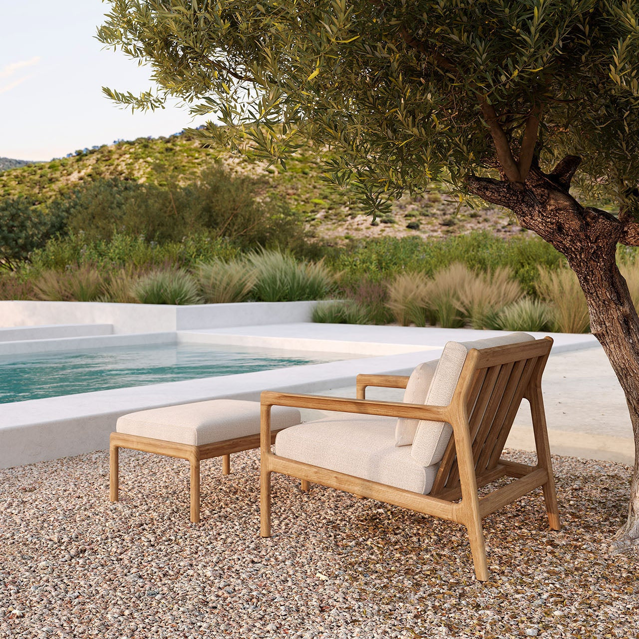Loungestol Jack Outdoor Lounge Chair og puff Jack Outdoor Footstool fra Ethnicraft med pute i Off White.