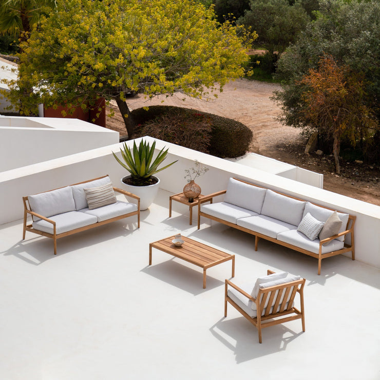 Loungestol Jack Outdoor Lounge Chair og  sofa Jack Outdoor Sofa 2-seter og 3-seter fra Ethnicraft med pute i Off White.
