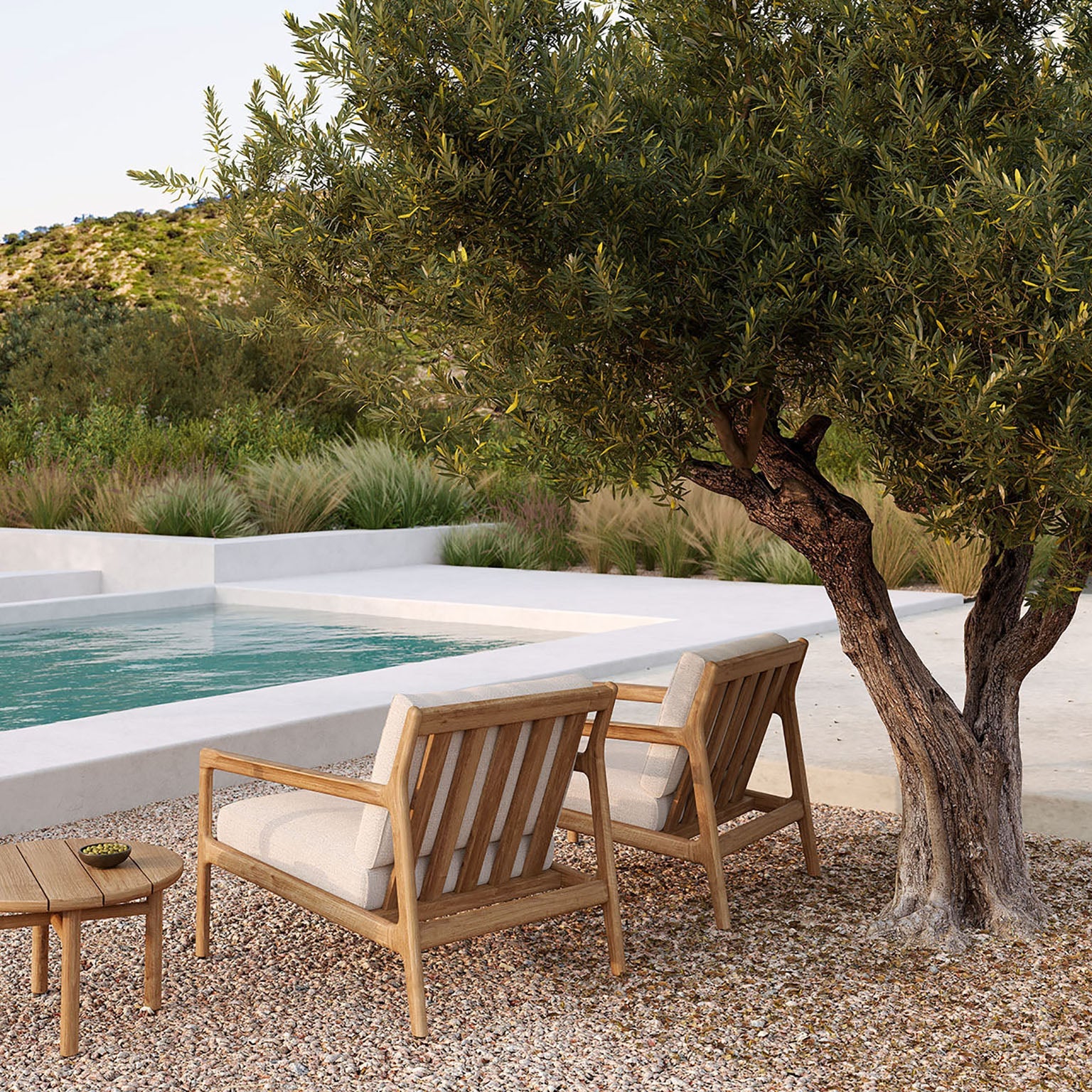 Loungestol Jack Outdoor Lounge Chair fra Ethnicraft har en ramme i solid teak som eldes vakkert med tiden, og leveres med komfortable puter i et slitesterkt og værbestandig tekstil – laget for å stå ute hele sommersesongen.