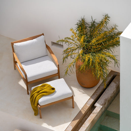 I likhet med de andre utemøblene i serien kjennetegnes loungestolen Jack Outdoor Lounge Chair og puff Jack Outdoor Footstool fra Ethnicraft av rene linjer, myket opp av avrundede detaljer. 