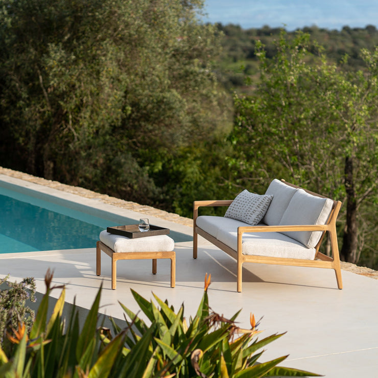 Sofa Jack Outdoor Sofa 2-seter og puff Jack Outdoor Footstool fra Ethnicraft med puter i Off White.