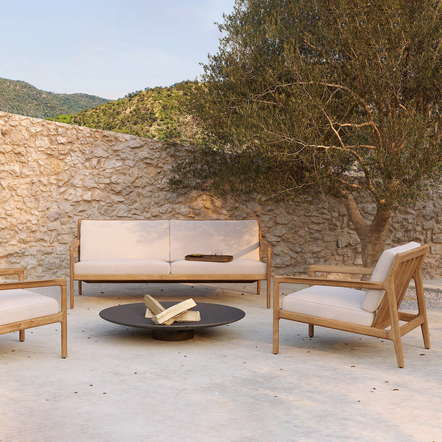Loungestol Jack Outdoor Lounge Chair og  sofa Jack Outdoor Sofa 2-seter fra Ethnicraft med pute i Off White.