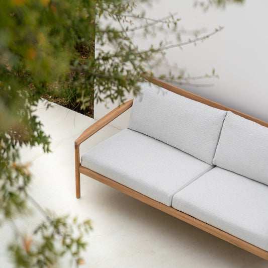 I likhet med de andre utemøblene i serien kjennetegnes sofaen Jack Outdoor Sofa 2-seter fra Ethnicraft av rene linjer, myket opp av avrundede detaljer.