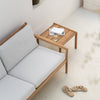 Den solide teakrammen til sofaen Jack Outdoor Sofa 2-seter og sidebordet Jack Outdoor Side Table fra Ethnicraft eldes vakkert over tid og gir et tidløst, naturlig preg til uterommet.