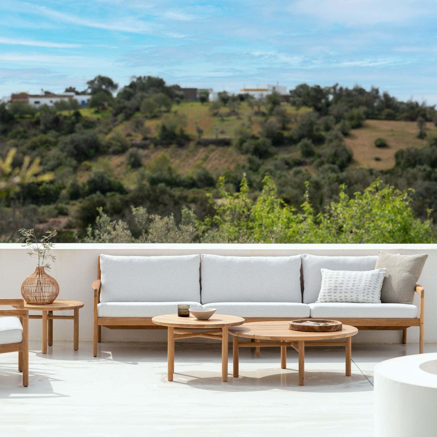 Sofa Jack Outdoor Sofa 3-seter fra Ethnicraft har en romslig og innbydende form som inviterer til lange, avslappende dager ute, enten den plasseres alene eller som del av en større sittegruppe.