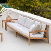 Den solide teakrammen til sofaen Jack Outdoor Sofa 3-seter fra Ethnicraft eldes vakkert over tid og gir et tidløst, naturlig preg til uterommet.