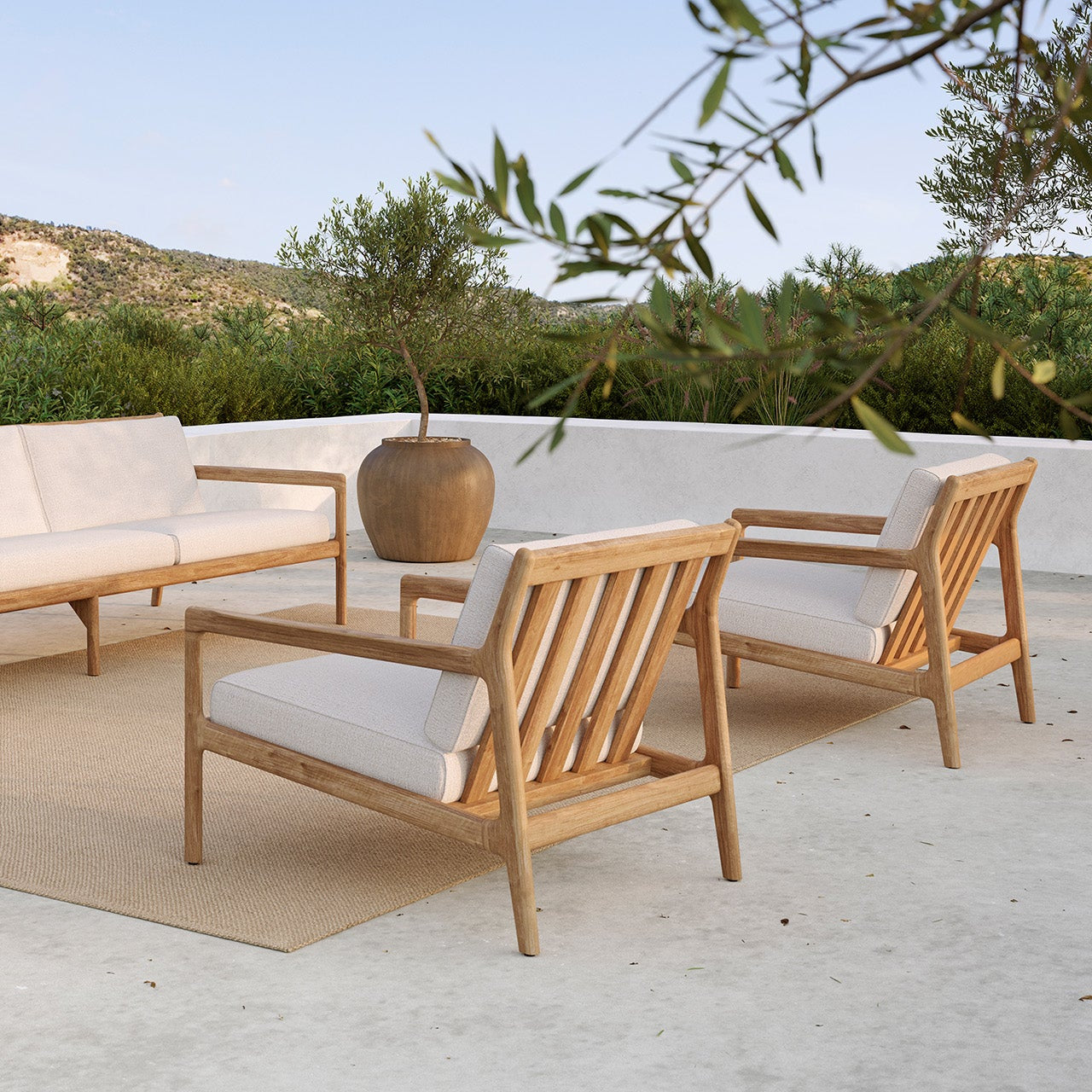 Loungestol Jack Outdoor Lounge Chair fra Ethnicraft med pute i Off White.