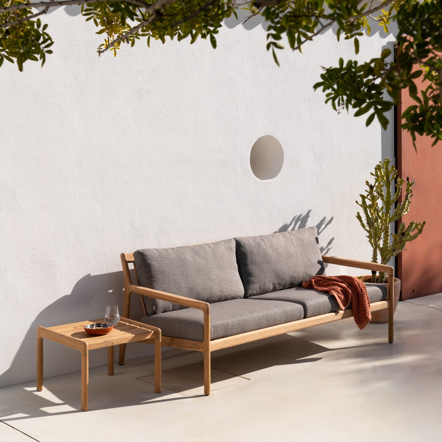 Sidebord Jack Outdoor Side Table og sofa Jack Outdoor Sofa 2-seter fra Ethnicraft.