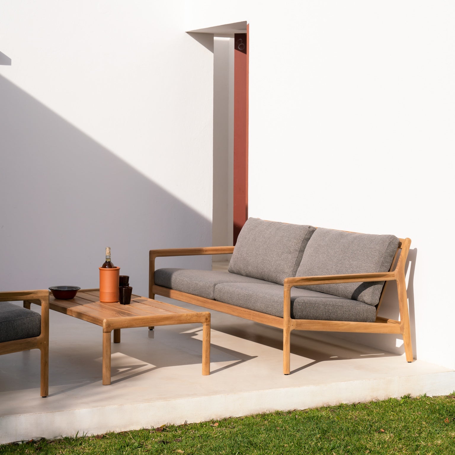 Den tidløse formen gjør at sofabordet Jack Outdoor Coffee Table fra Ethnicraft glir like fint inn i moderne uteområder som i mer klassiske eller rustikke omgivelser – enten sammen med resten av Jack-utendørsserien, eller i kombinasjon med andre møbler i hagen eller på terrassen.