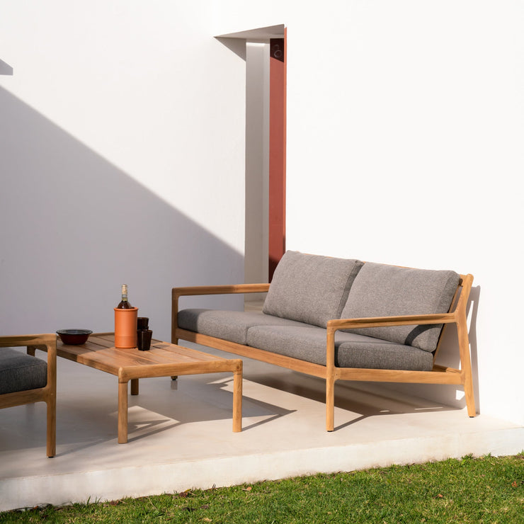 Den tidløse formen gjør at sofabordet Jack Outdoor Coffee Table fra Ethnicraft glir like fint inn i moderne uteområder som i mer klassiske eller rustikke omgivelser – enten sammen med resten av Jack-utendørsserien, eller i kombinasjon med andre møbler i hagen eller på terrassen.