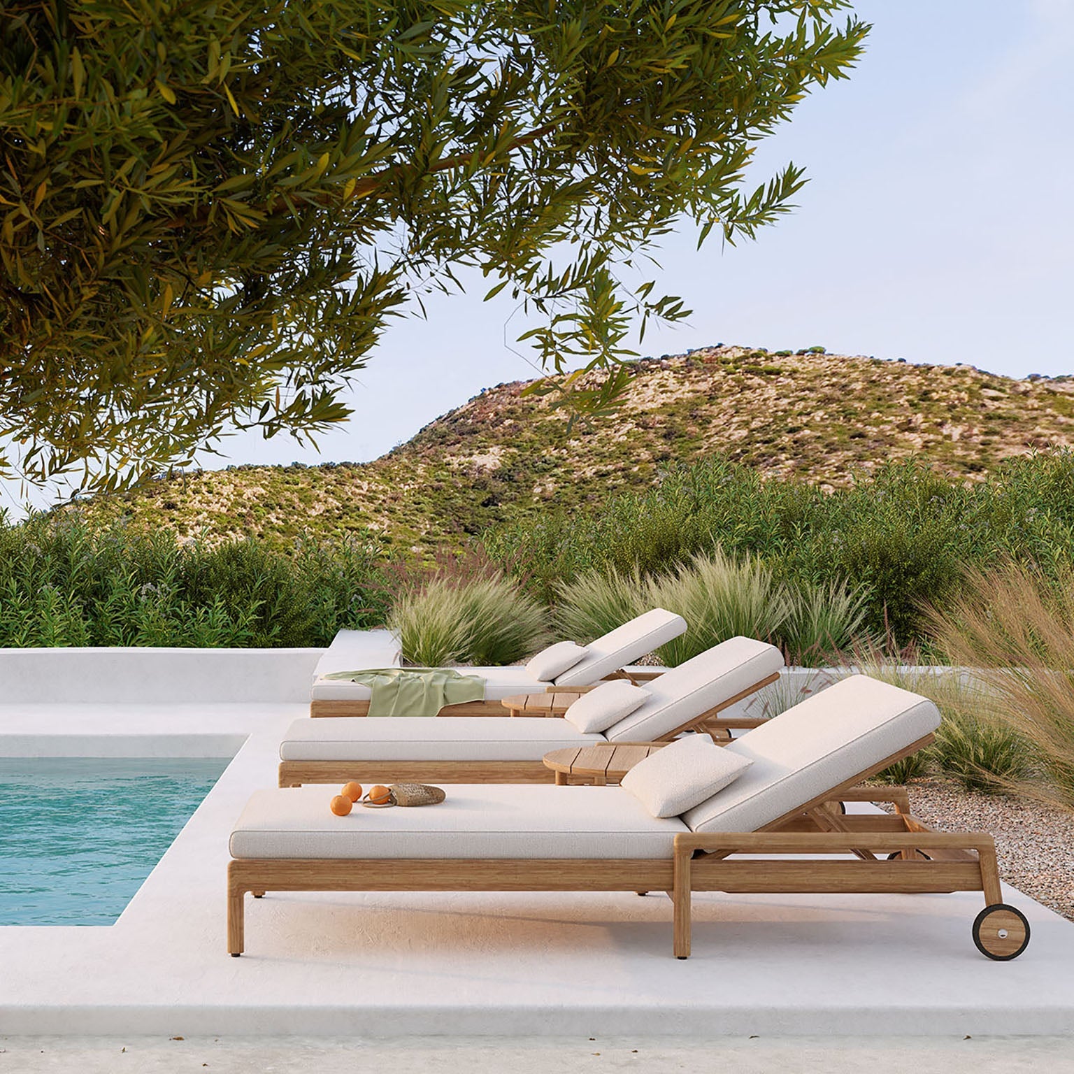 I likhet med de andre utemøblene i serien kjennetegnes solsengen Jack Outdoor Adjustable Lounger fra Ethnicraft av rene linjer, myket opp av avrundede detaljer. 