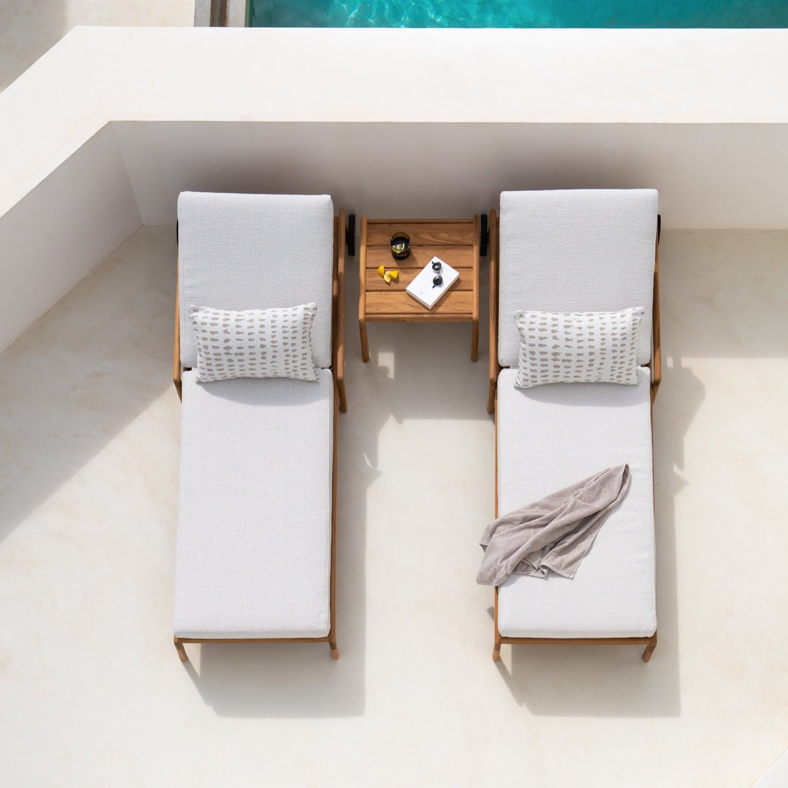 Solseng Jack Outdoor Adjustable Lounger fra Ethnicraft med pute i Off White.