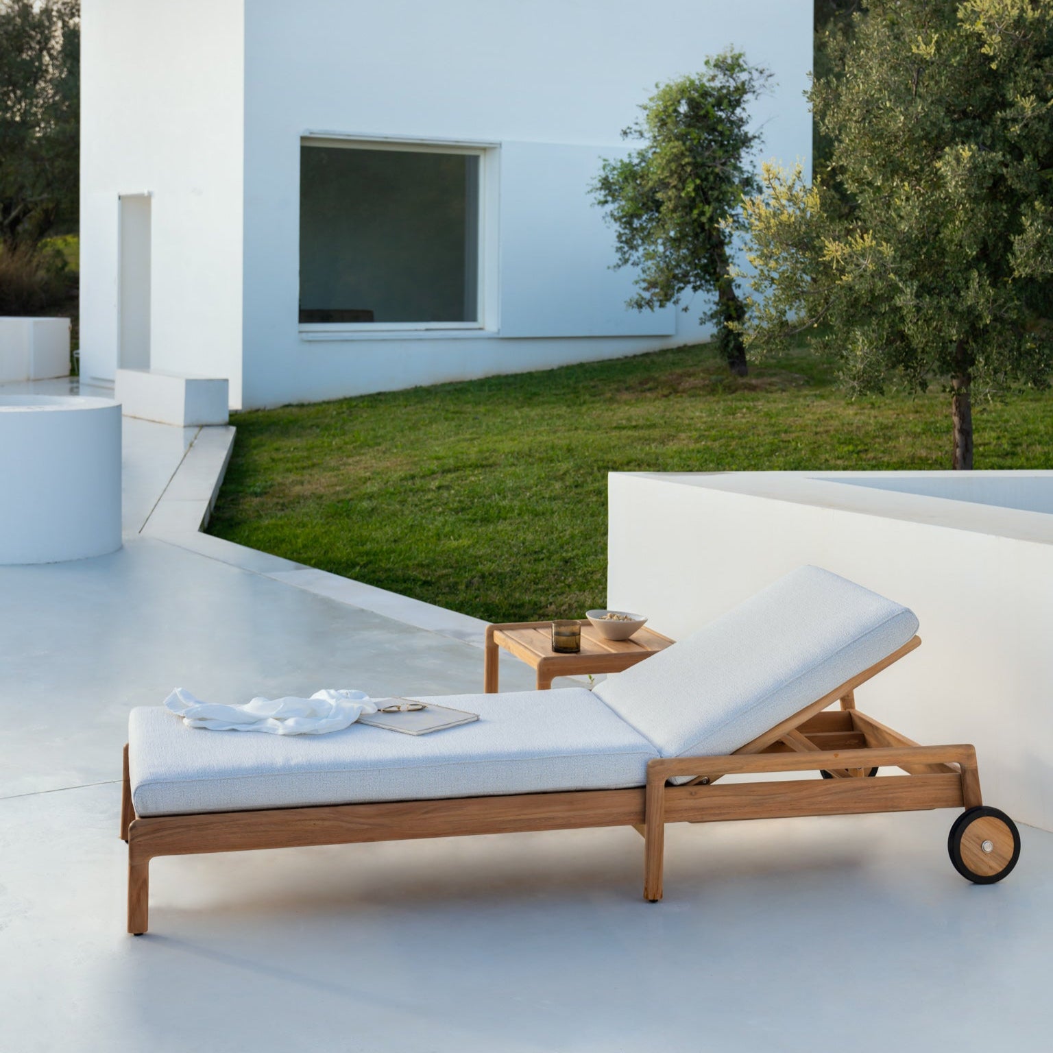 Sidebord Jack Outdoor Side Table og solseng Jack Outdoor Adjustable Lounger fra Ethnicraft. 